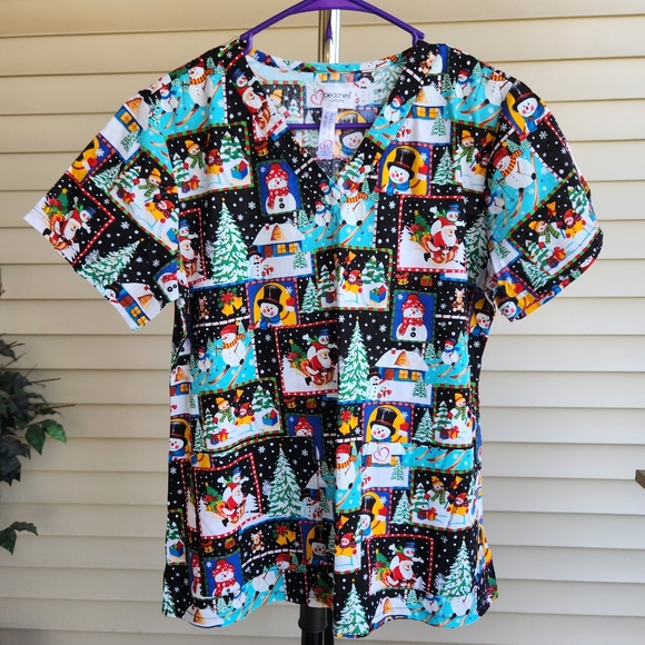 Peaches Uniforms Nurse Scrubs Christmas Theme Shirt Size Medium Size M Ladies W - Picture 1 of 3